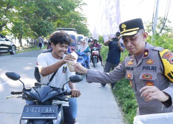 Tebar Kebaikan, Warga Antusias Terima Takjil Gratis