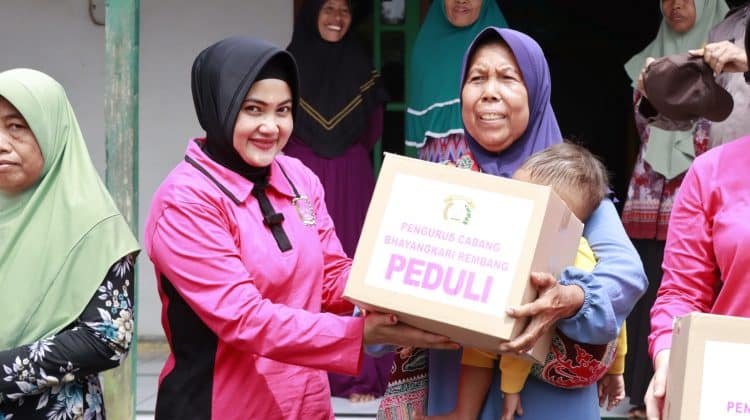 Salurkan Bantuan ke Masyarakat, Ketua Bhayangkari Hadir