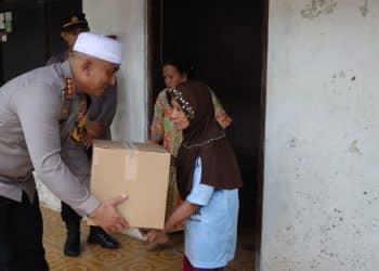 Gelar Bakti Sosial Ramadan, Mbah Kasminah Tak Kuasa Menahan Haru
