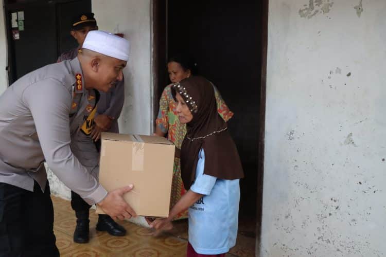 Gelar Bakti Sosial Ramadan, Mbah Kasminah Tak Kuasa Menahan Haru