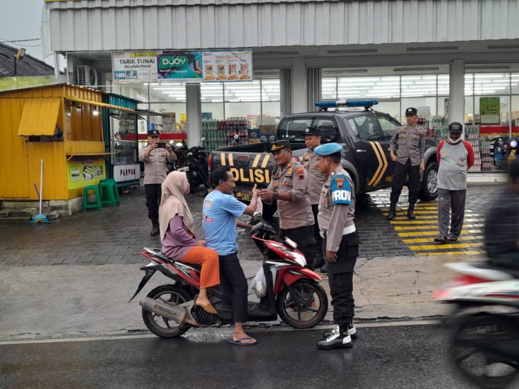 Warga Terima 200 Paket Takjil Gratis di Jalur Sukolilo – Purwodadi