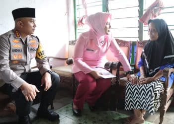 Warga Kurang Mampu Terima Paket Sembako