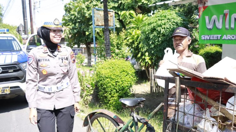 Sosialisasi Lalu Lintas Sambil Berbagi Bantuan Ikan