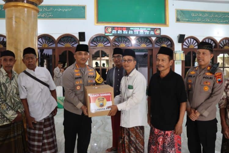 Jalin Silaturahmi Dengan Tokoh Agama, Kapolresta Pati Salurkan Bantuan Sosial