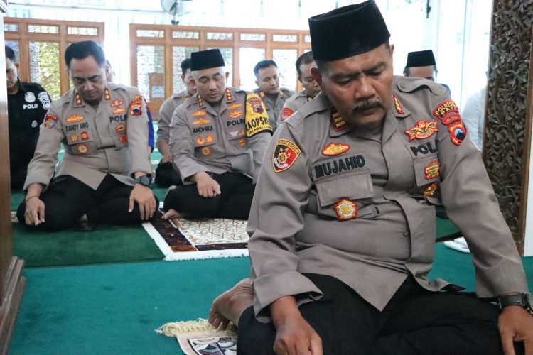 Perkuat Silaturahmi Dengan Masyarakat, Kapolresta Pati Gelar Sholat Dzuhur Berjamaah