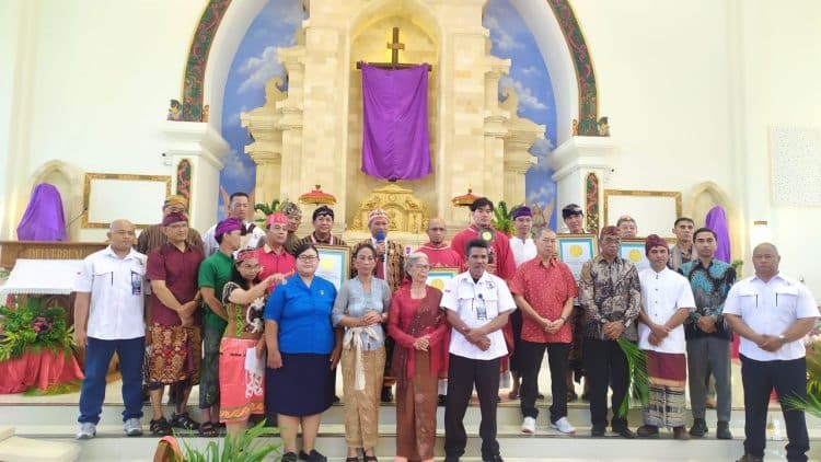 Misa Minggu Palma Bernuansa Busana Nusantara di Singaraja Raih Rekor LEPRID