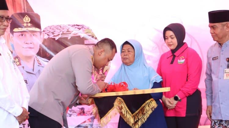 Polres Rembang Bedah Rumah Pemulung di Desa Turusgede