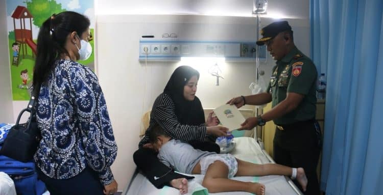 Dandim Pati Jenguk Anak Warakawuri Penderita Leukimia