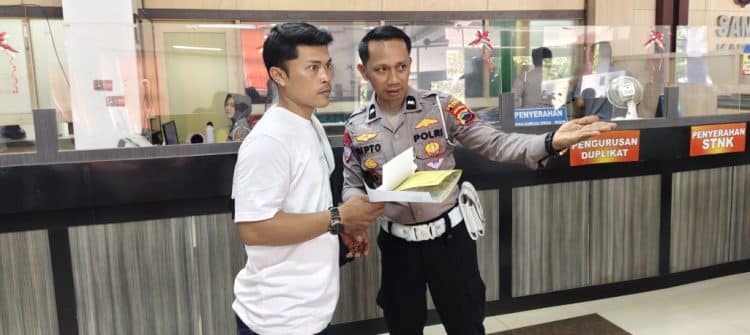 Menanggapi Isu – Isu Pelayanan Kurang Maksimal, Aipda Sucipto cek Samsat Pati dan Masyarakat Jangan Mudah di Provokasi