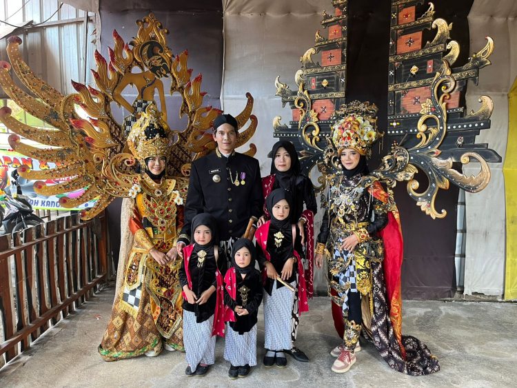 Ukhwatur Roi : Uri – Uri Tradisi Jawa “Ngreksa Adab Yasa Omah Kencana”