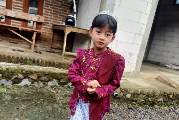 Memikat Penonton, Ratu Ulfa Syifanazia Adreena Jadi Sorotan Pakai Kebaya