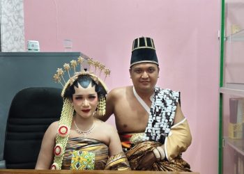 Sepasang Pengantin Raja dan Ratu Ramaikan Karnaval Sedekah Bumi