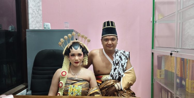 Sepasang Pengantin Raja dan Ratu Ramaikan Karnaval Sedekah Bumi