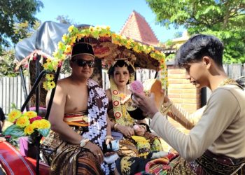 Keunikan Tradisi Budaya Jawa, Karnaval Bertema Raja dan Ratu