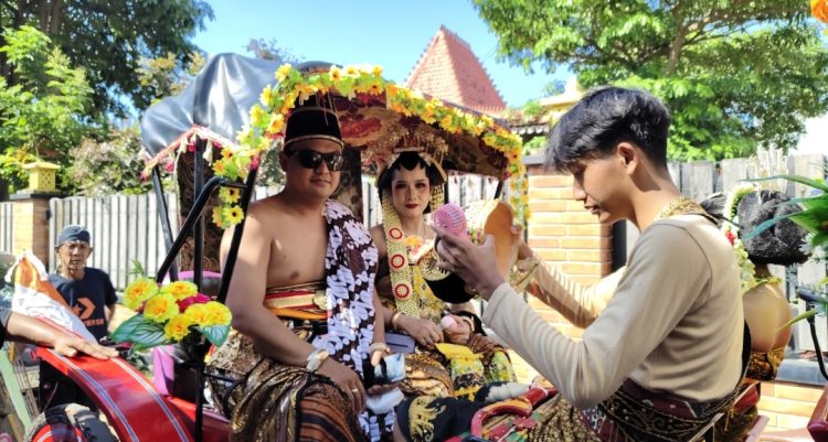 Keunikan Tradisi Budaya Jawa, Karnaval Bertema Raja dan Ratu