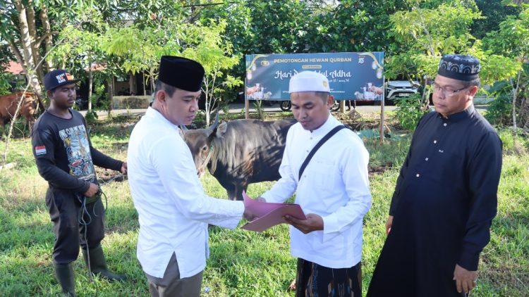 Kebersamaan Idul Adha, Kapolres Banjar Gelar Salat Ied dan Kurban Bareng Warga Aspol
