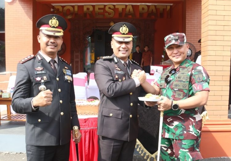 Harmoni Tanpa Sekat, Dandim Pati Beri Kejutan Ultah Bhayangkara ke-79 ke Kapolresta