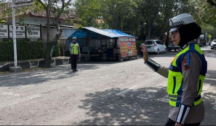 Polisi Tunjukkan Wajah Humanis di Momen Operasi Patuh Candi 2025