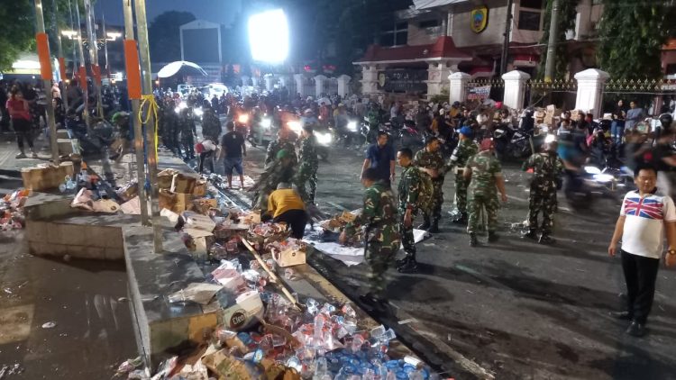 Habis Unras, Solidaritas TNI dan Rakyat Bersatu Bersihkan Sampah di Lokasi