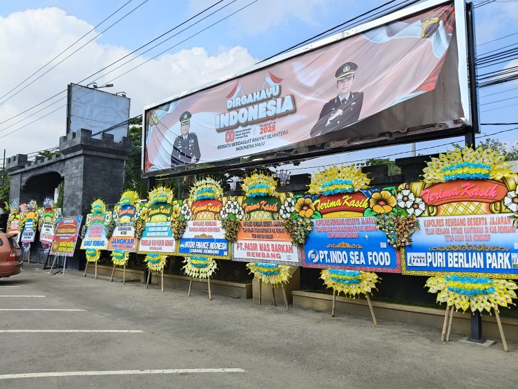 Ratusan Karangan Bunga Penuhi Polres Rembang, Wujud Apresiasi Masyarakat