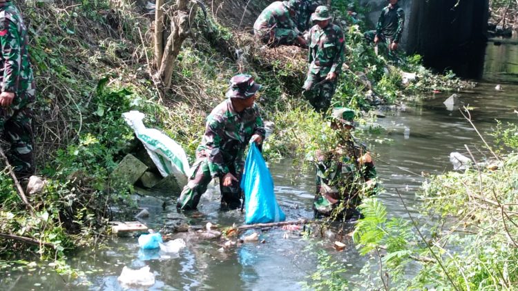 Karya Bhakti Prima, Koramil 02/Juwana Gelar Aksi Bersih Sungai Barinten