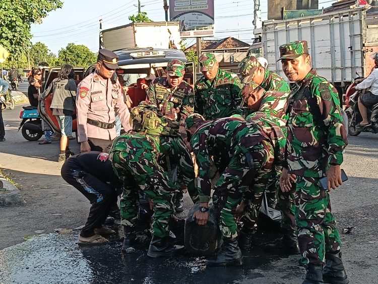 Usai Aksi Demonstrasi, TNI – Polri Kompak Bersihkan Sampah