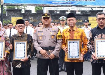 Upacara Bela Negara, Kapolres Rembang Beri Penghargaan kepada Empat Warga Inspiratif