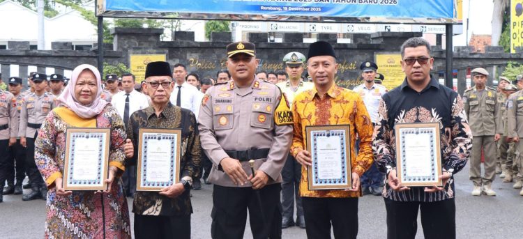 Upacara Bela Negara, Kapolres Rembang Beri Penghargaan kepada Empat Warga Inspiratif