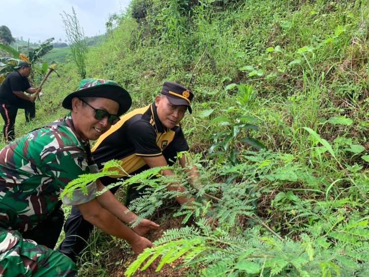 Peduli Alam dan Generasi Mendatang, Polsek Kayen Hijaukan Alas Jurang Nganten