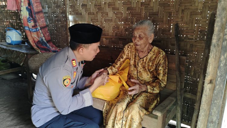 100 Paket Sembako Digelontorkan! Polsek Tayu Gelar Jumat Berkah Ramadan
