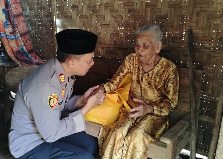 100 Paket Sembako Digelontorkan! Polsek Tayu Gelar Jumat Berkah Ramadan