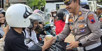 Humanis ke Pengendara! AKP Royke Noldy Bagi Ratusan Takjil di Momen Ramadan 2026