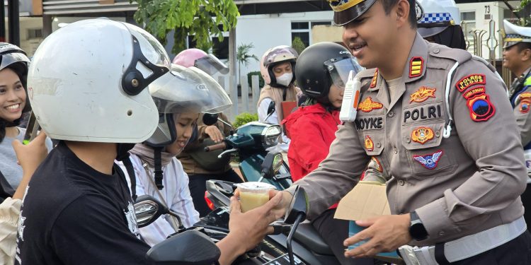 Humanis ke Pengendara! AKP Royke Noldy Bagi Ratusan Takjil di Momen Ramadan 2026