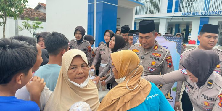 Berbagi 500 Takjil, Waka Lantas Polresta Pati Ajak Warga Jaga Silaturahmi dan Tertib Lalu Lintas
