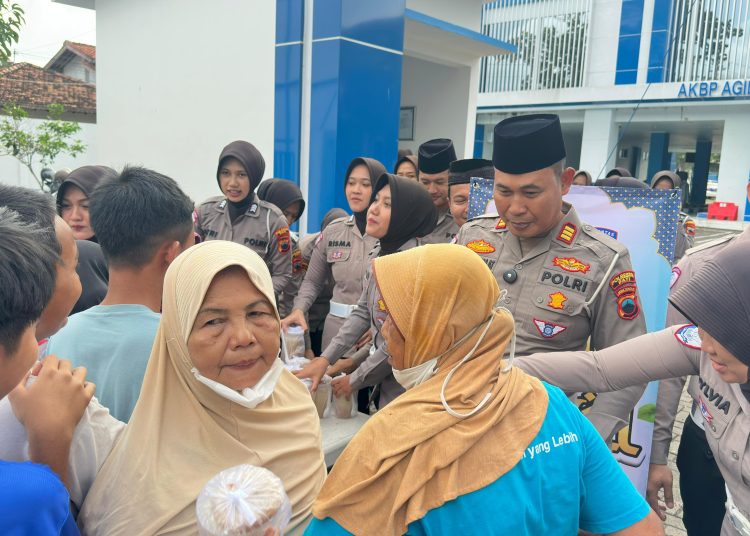 Berbagi 500 Takjil, Wakasat Lantas Polresta Pati Ajak Warga Jaga Silaturahmi dan Tertib Lalu Lintas