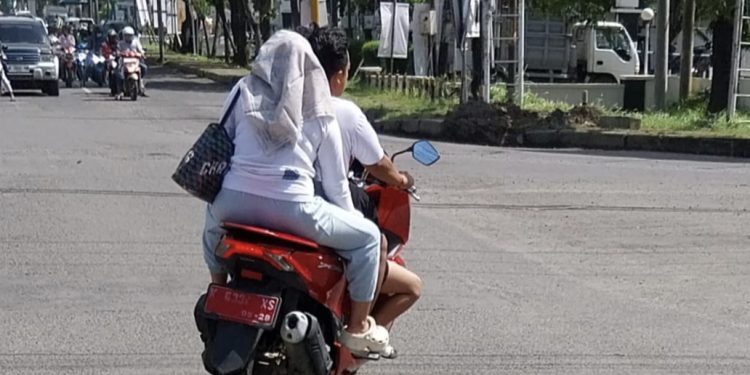 Wanita dan Pria Gunakan Motor Plat Merah Disorot, Kenapa Ya?