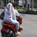 Wanita dan Pria Gunakan Motor Plat Merah Disorot, Kenapa Ya?