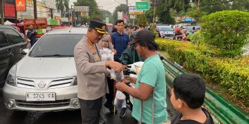 Ramadan Humanis! Kapolresta Pati Berbagi Takjil Gratis ke Masyarakat