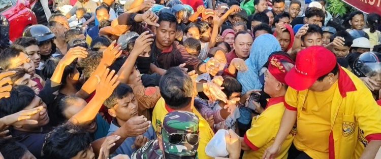 Masyarakat Antusias Antri Ribuan Takjil Gratis