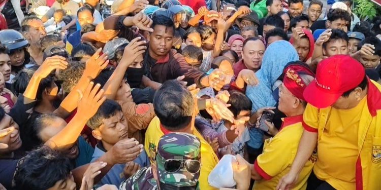 Masyarakat Antusias Antri Ribuan Takjil Gratis