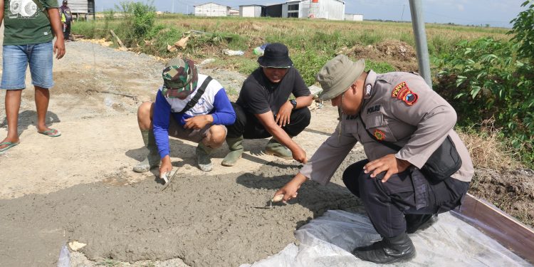 Kompak, TNI – Polri dan Warga Wujudkan Jalan Pertanian Permanen