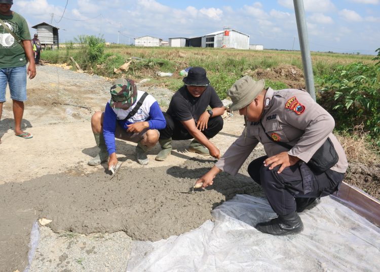 Kompak, TNI – Polri dan Warga Wujudkan Jalan Pertanian Permanen