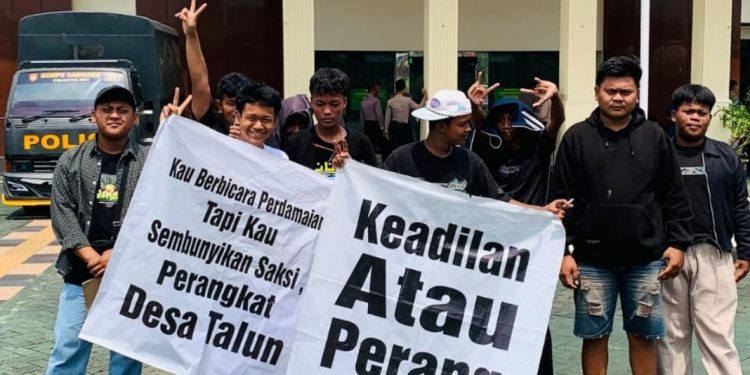 Tongtek di Pati Ricuh, Keluarga Korban Lempar Sandal