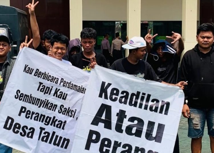 Tongtek di Pati Ricuh, Keluarga Korban Lempar Sandal