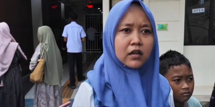 Pati Ricuh, Keluarga Korban Lempar Sandal ke Mobil Tahanan