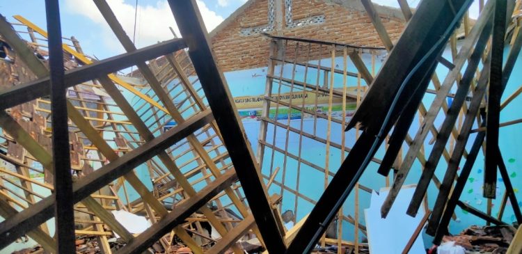 Anak – Anak Hadapi Kenyataan Pahit, Kini SDN Mencon Rusak