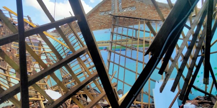 Anak – Anak Hadapi Kenyataan Pahit, Kini SDN Mencon Rusak