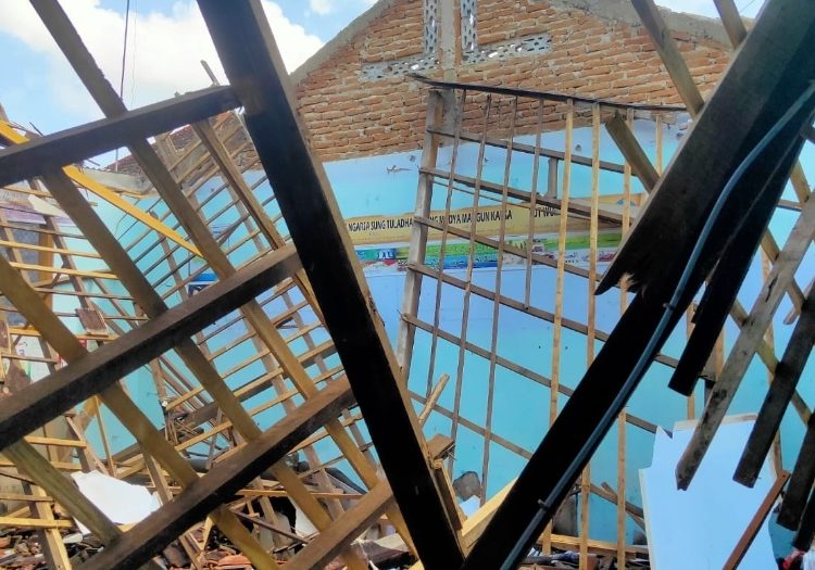 Anak – Anak Hadapi Kenyataan Pahit, Kini SDN Mencon Rusak