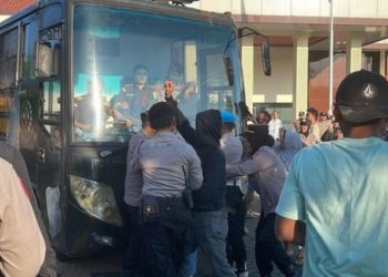 PN Pati Ricuh, Massa Hadang Mobil Tahanan