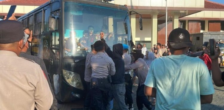 PN Pati Ricuh, Massa Hadang Mobil Tahanan